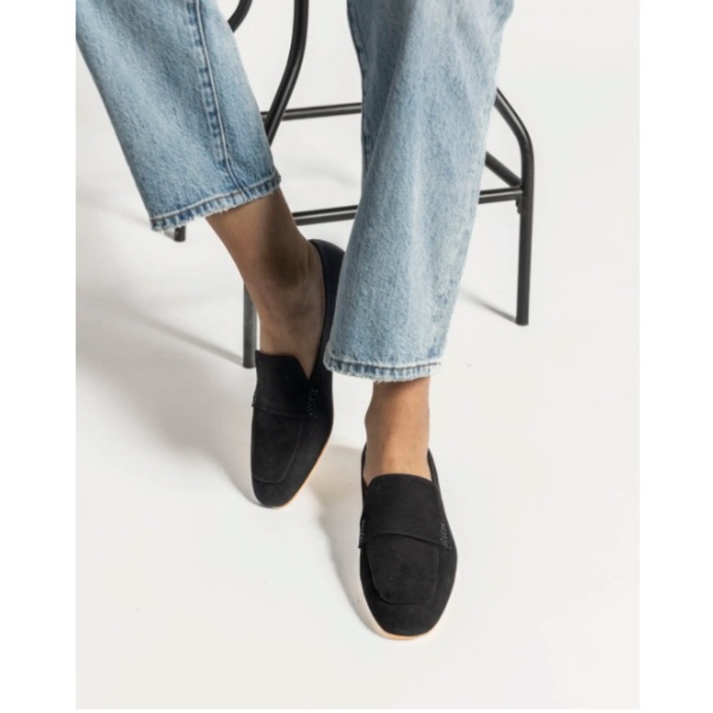 L'IDEA Suede Loafer in Black